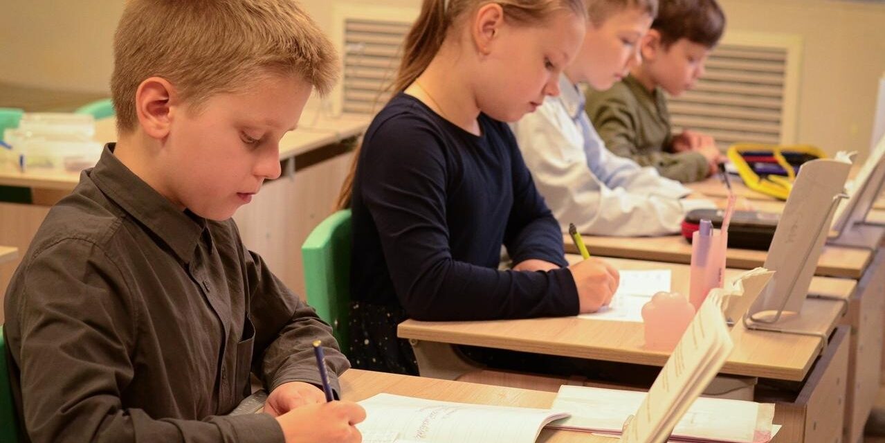 Родители будущих первоклассников! Если вы ищете для своего ребенка качественное образование в малокомплектном классе, то эта информация для вас. На базе детского центра «Дочки-Сыночки» ведется